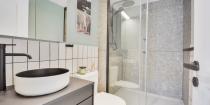 Vivienne quo architecture d'intérieure moderne salle de bain évier noir douche sol chauffant 