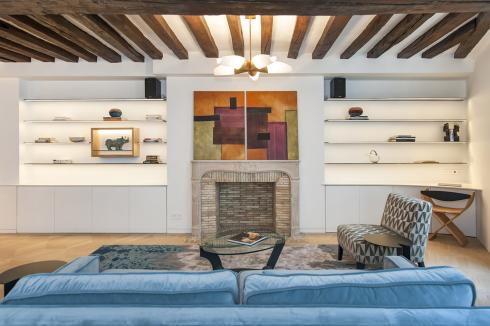 Réalisé par Parisian-Interiors Photo salon canapé velour bleu