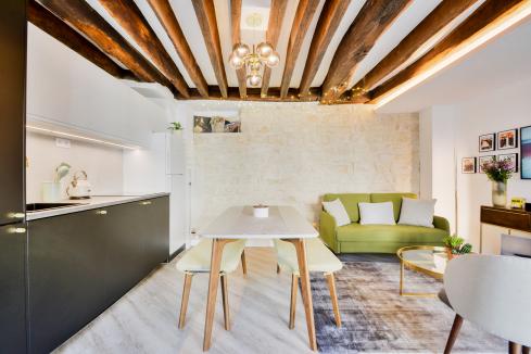 Réalisé par Parisian-Interiors Salon canapé vert